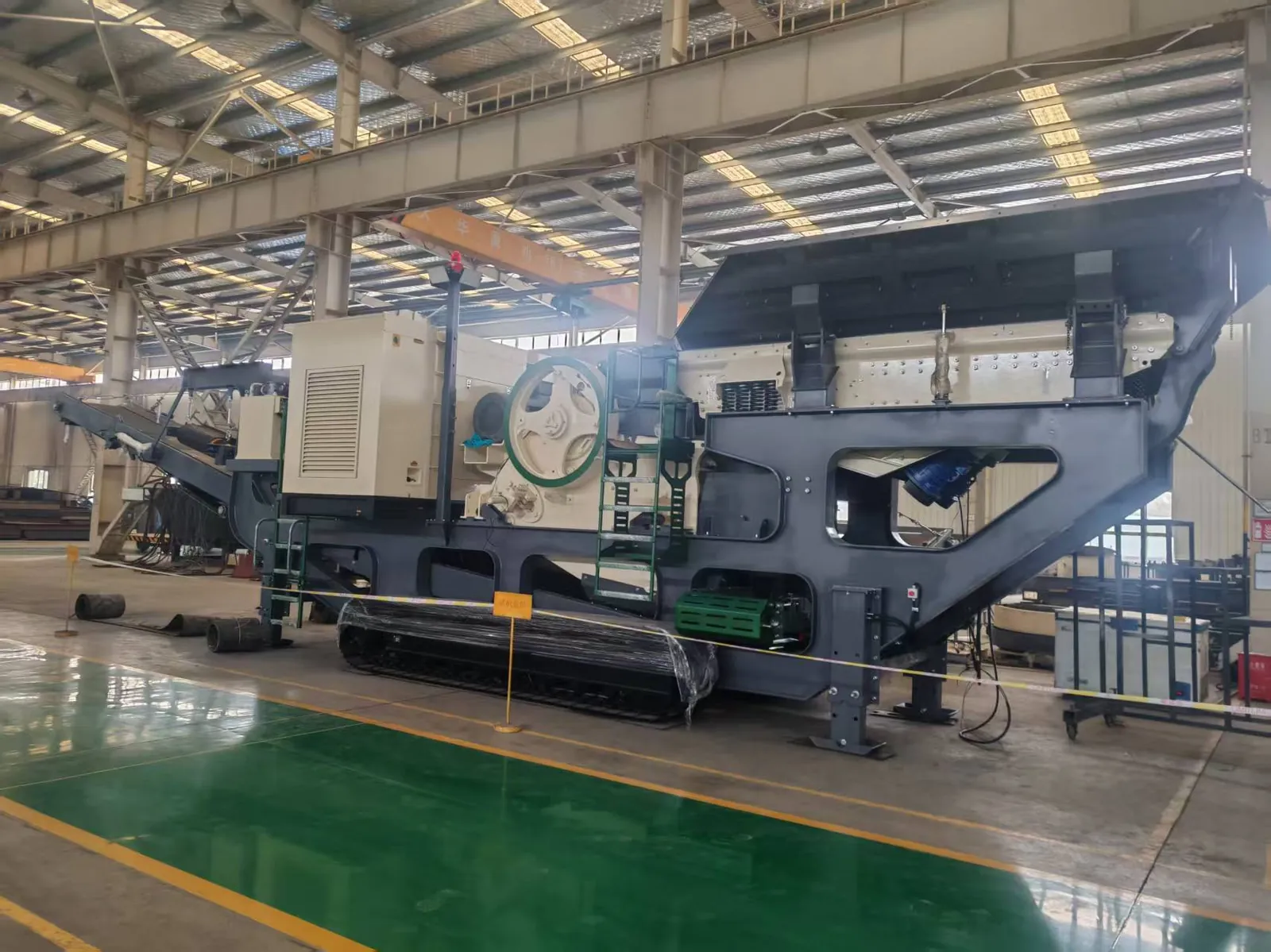 Track-mounted mobile jaw crushing plant inside the assembly workshop