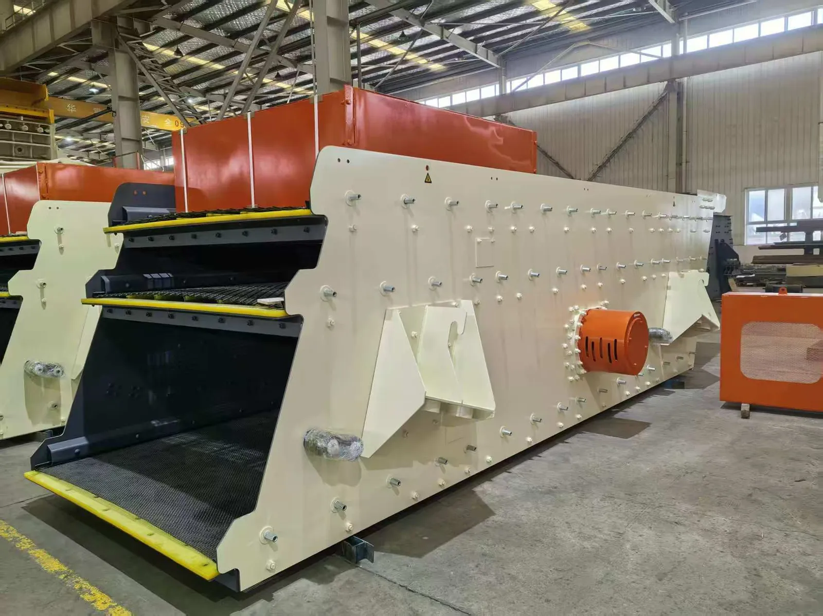 Multi-deck circular vibrating screen with dust cover for aggregate grading
