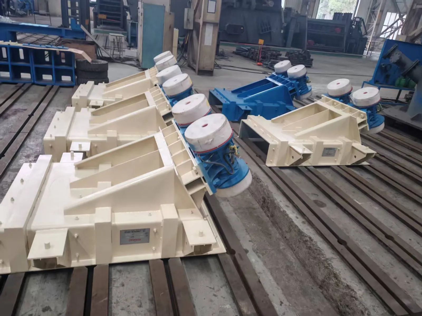 Suspension feeder installed ahead of a primary crusher